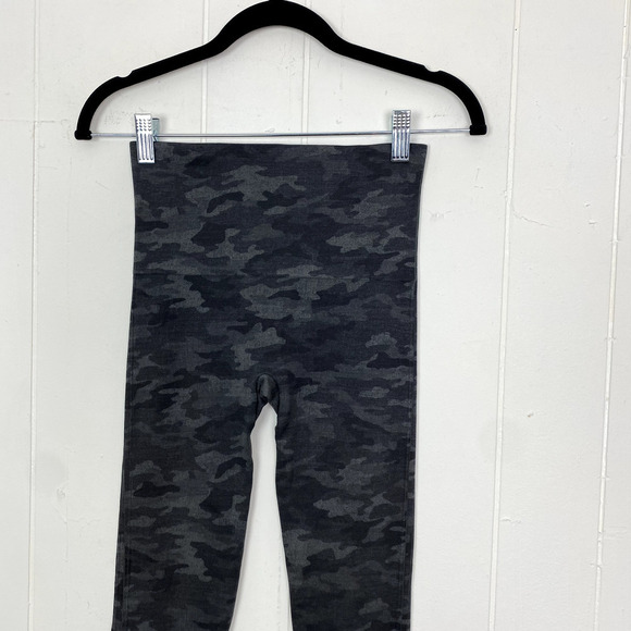 Spanx High Rise Camo Seamless Cropped Leggings Women's Size Small Black Gray - Picture 3 of 9